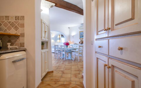 Smeralda: Cabinetry, Mobilia, Legna, Cucina, Controsoffitto, Architettura, Stufa A Gas, Interior Design, Sedia, Pavimento