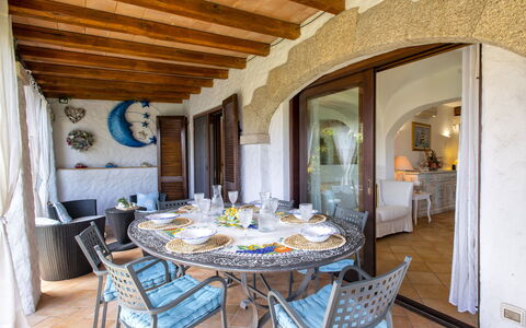 Smeralda: Tavolo, Mobilia, Proprietà, Sedia, Legna, Interior Design, Pavimento, Parete, Tenda, Immobiliare