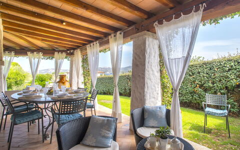 Smeralda: Pianta, Mobilia, Proprietà, Tavolo, Sedia, Shade, Illuminazione, Interior Design, Architettura, Mobili Da Esterno