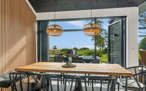 Jahn - 250M to the Fjord: Mobilia, Legna, Tavolo, Interior Design, Cucina & Sala Da Pranzo Tavolo, Sala Da Pranzo, Pavimentazione, Soffitto, Sedia, Color Legno