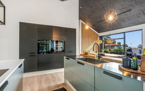 Jahn - 250M to the Fjord: Cucina, Controsoffitto, Interior Design, Soffitto, Pavimentazione, Elettrodomestico Da Cucina, Apparecchio Major, Cabinetry, Mobilia, Cucina Stufa