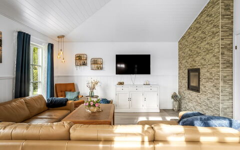 Thala - 500M from the Sea: Mobilia, Interior Design, Divano, Pavimentazione, Soggiorno, Legna, Soffitto, Pavimento, Camera, Illuminazione