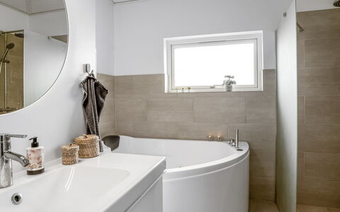 Thala - 500M from the Sea: Idraulico Fixture, Bagno, Pavimentazione, Interior Design, Pavimento, Rubinetto, Vasca Da Bagno, Lavello, Idraulico, Soffitto