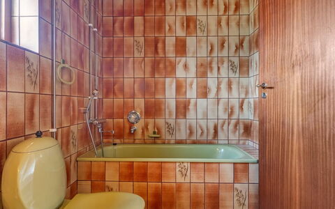 Natalija - 700M from the Sea: Bagno, Pavimentazione, Idraulico Fixture, Parete, Pavimento, Interior Design, Rubinetto, Piastrella, Idraulico, Lavandino Del Bagno