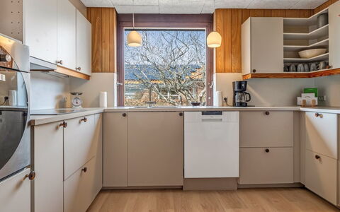 Natalija - 700M from the Sea: Cucina, Elettrodomestico Da Cucina, Legna, Controsoffitto, Apparecchio Major, Cabinetry, Pavimentazione, Interior Design, Elettrodomestico, Casa