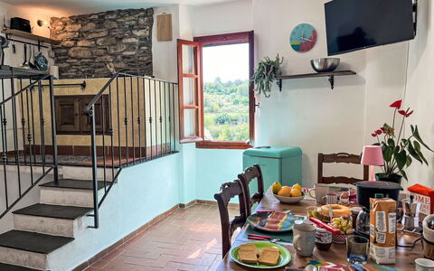 Casa dei Nani: Tavolo, Mobilia, Tavola, Sedia, Blu, Interior Design, Pianta, Pavimento, Costruzione, Mobili Da Esterno