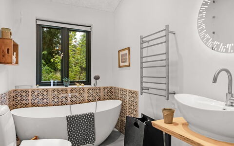 Duco - 780M from the Sea: Interior Design, Bagno, Pavimentazione, Idraulico Fixture, Pavimento, Idraulico, Piastrella, Mobilia, Casa, Rubinetto