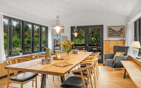 Duco - 780M from the Sea: Mobilia, Interior Design, Pavimentazione, Tavolo, Legna, Sala Da Pranzo, Pavimento, Sedia, Soffitto, Cucina & Sala Da Pranzo Tavolo
