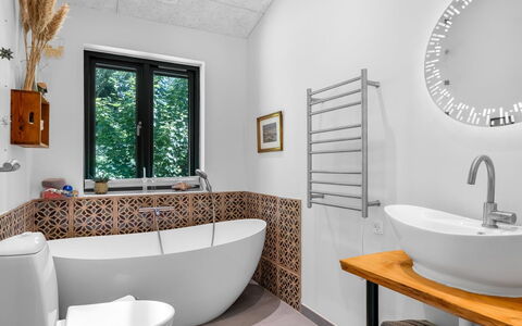 Duco - 780M from the Sea: Interior Design, Bagno, Pavimentazione, Idraulico Fixture, Pavimento, Idraulico, Rubinetto, Piastrella, Casa, Ceramica