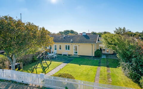 Julie - 700M from the Sea: Casa, Tetto, Casa, Porta, Villetta, Shade, Giardino, Groundcover, Portico, Cortile