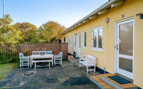 Julie - 700M from the Sea: Casa, Tetto, Casa, Porta, Villetta, Shade, Giardino, Groundcover, Portico, Cortile