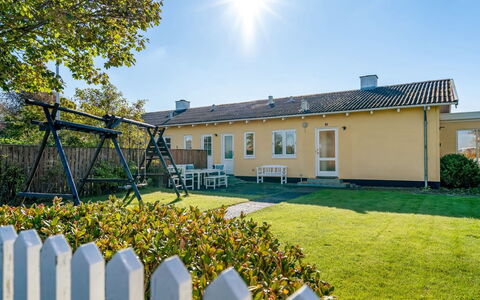 Julie - 700M from the Sea: Casa, Tetto, Casa, Porta, Villetta, Shade, Giardino, Groundcover, Portico, Cortile