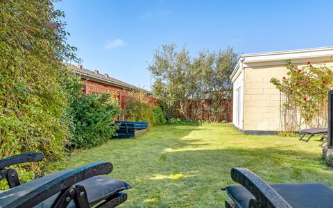 Julie - 700M from the Sea: Casa, Tetto, Casa, Porta, Villetta, Shade, Giardino, Groundcover, Portico, Cortile