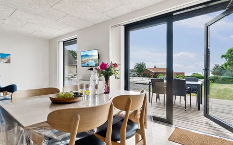 Rico - 50M from the Sea: Mobilia, Pavimentazione, Pavimento, Cucina & Sala Da Pranzo Tavolo, Sedia, Soffitto, Latifoglie, Sala Da Pranzo, Design, Color Legno