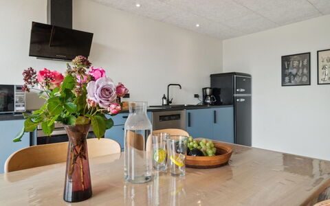 Rico - 50M from the Sea: Mobilia, Interior Design, Pavimentazione, Legna, Controsoffitto, Soffitto, Pavimento, Cucina, Illuminazione, Camera