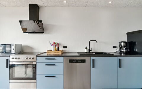 Rico - 50M from the Sea: Cucina, Elettrodomestico Da Cucina, Controsoffitto, Cucina Stufa, Apparecchio Major, Pavimentazione, Interior Design, Stufa A Gas, Mobilia, Cabinetry