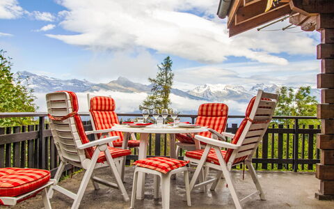 Chalet Soleil: Cielo, Nube, Tavolo, Mobilia, Proprietà, Pianta, Sedia, Costruzione, Tavolo Esterno, Legna