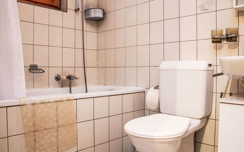 Chalet Soleil: Proprietà, Bagno, Viola, Architettura, Idraulico Fixture, Gabinetto, Toilet Seat, Pavimento, Linea