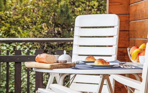 Chalet Soleil: Tavolo, Mobilia, Tavola, Cibo, Legna, Arancia, Mobili Da Esterno, Sedia, Tavolo Esterno, Sedia Pieghevole