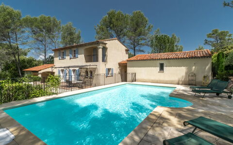 Les Domaines de St. Endréol: Acqua, Cielo, Proprietà, Pianta, Albero, Piscina, Azzurro, Shade, Arecales, Tempo Libero
