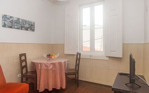 Surfers Inn 2: Proprietà, Mobilia, Finestra, Tavolo, Legna, Sedia, Interior Design, Pavimento, Pavimentazione