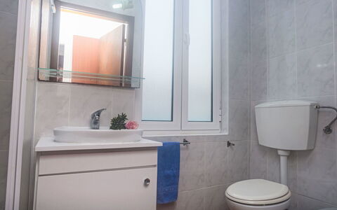 Surfers Inn 2: Specchio, Idraulico Fixture, Mobiletto Del Bagno, Rubinetto, Lavello, Proprietà, Lavandino Del Bagno, Bagno, Viola, Toilet Seat