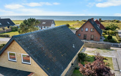 Benedikt - 150M from the Sea: Tetto, Casa, Casa, Villetta, Porta, Raccordo, Deck, Portico, Plank, Latifoglie