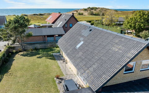 Benedikt - 150M from the Sea: Tetto, Casa, Casa, Villetta, Porta, Raccordo, Deck, Portico, Plank, Latifoglie