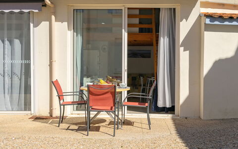 Nauzan: Proprietà, Mobilia, Shade, Sedia, Porta, Tavolo, Interior Design, Legna, Proprietà Del Materiale, Costruzione