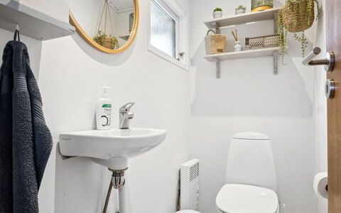 Dagh - 100M from the Sea: Parete, Toilet Seat, Interior Design, Pavimentazione, Pavimento, Gabinetto, Idraulico Fixture, Camera, Bagno, Idraulico