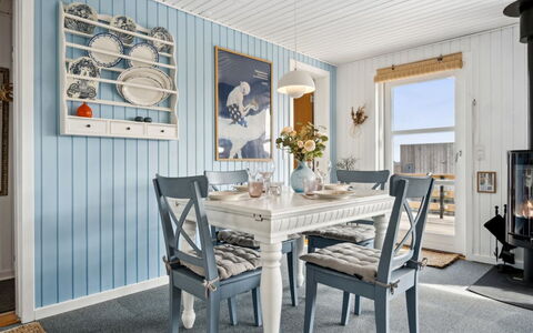 Dagh - 100M from the Sea: Mobilia, Interior Design, Legna, Pavimentazione, Soffitto, Sala Da Pranzo, Pavimento, Lampada, Tavolo, Sedia