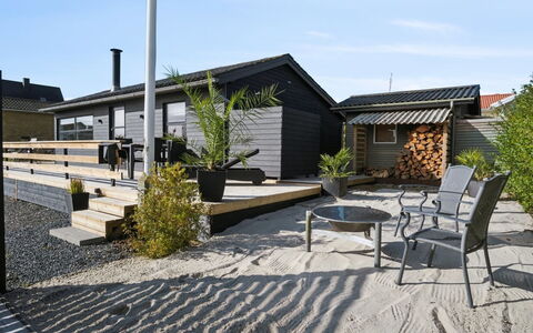Dagh - 100M from the Sea: Mobilia, Interior Design, Pavimentazione, Pavimento, Soffitto, Camera, Sedia, Tavolo, Appartamento, Cucina & Sala Da Pranzo Tavolo