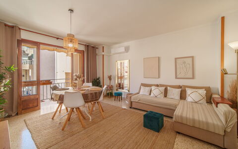 Porto Cristo by the Sea: Tavolo, Mobilia, Cornice, Costruzione, Pianta, Legna, Divano, Architettura, Interior Design, Lampada