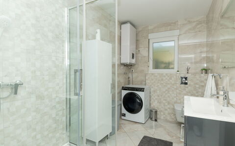 Six Brothers: Idraulico Fixture, Doccia Porta, Specchio, Bagno, Casa, Finestra, Costruzione, Pavimento, Lavanderia