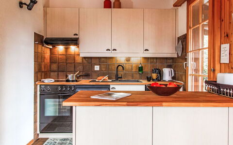 La Couronne: Cabinetry, Controsoffitto, Proprietà, Elettrodomestico Da Cucina, Cucina Stufa, Cucina, Rubinetto, Legna, Elettrodomestico, Lavandino Della Cucina