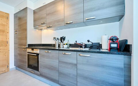 Richemont: Cabinetry, Controsoffitto, Rubinetto, Costruzione, Mobilia, Cucina, Casa, Legna, Interior Design, Elettrodomestico Da Cucina
