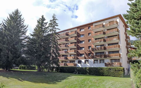 Richemont: Nube, Pianta, Costruzione, Cielo, Finestra, Albero, Paesaggio Naturale, Lotto, Urban Design, Erba