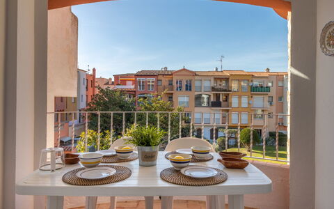 Empuriabrava 476: Tavolo, Cielo, Pianta, Costruzione, Proprietà, Mobilia, Finestra, Tavola, Azzurro