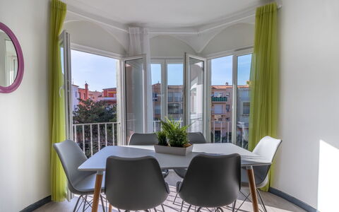 Empuriabrava 476: Camera, Proprietà, Interior Design, Mobilia, Costruzione, Sala Da Pranzo, Casa, Immobiliare, Giallo, Tavolo