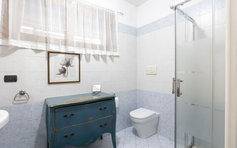 Giulia Apartment: Proprietà, Cabinetry, Costruzione, Cassetto, Viola, Interior Design, Casa, Idraulico Fixture, Pavimento, Bagno