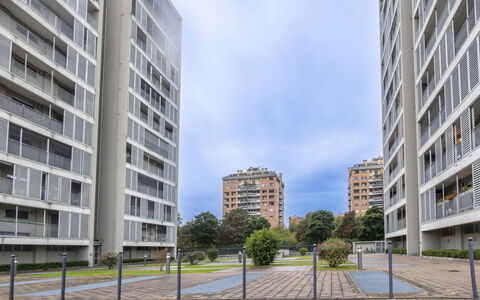 Giulia Apartment: Costruzione, Cielo, Nube, Giorno, Proprietà, Pianta, Finestra, Urban Design, Quartiere, Palazzone