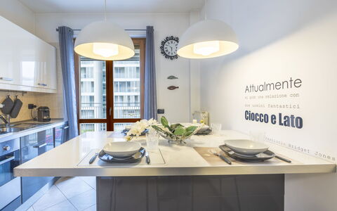 Giulia Apartment: Cabinetry, Proprietà, Mobilia, Tavolo, Controsoffitto, Lavello, Rubinetto, Cucina, Interior Design, Sedia