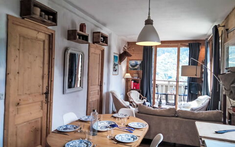 Chalet du Rosay: Cornice, Tavolo, Mobilia, Proprietà, Costruzione, Sedia, Azzurro, Tavola, Illuminazione, Legna