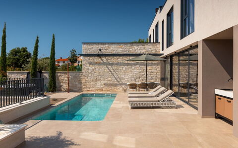 Tia 2: Cielo, Acqua, Piscina, Interior Design, Shade, Costruzione, Zona Residenziale, Albero, Tempo Libero, Paesaggio