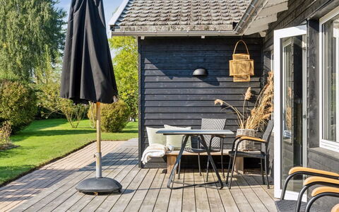 Frede - 1Km from the Sea: Tetto, Casa, Casa, Villetta, Porta, Raccordo, Deck, Portico, Plank, Latifoglie