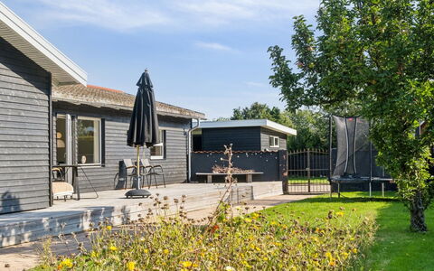 Frede - 1Km from the Sea: Tetto, Casa, Casa, Villetta, Porta, Raccordo, Deck, Portico, Plank, Latifoglie