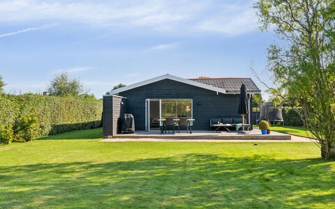 Frede - 1Km from the Sea: Tetto, Casa, Casa, Villetta, Porta, Raccordo, Deck, Portico, Plank, Latifoglie
