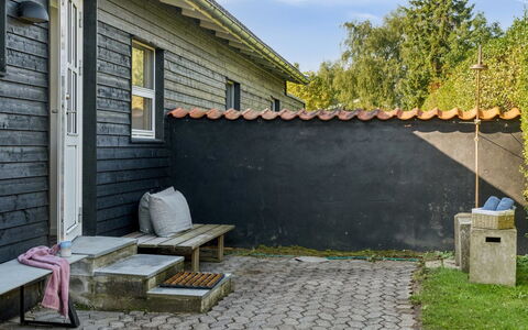 Frede - 1Km from the Sea: Tetto, Casa, Casa, Villetta, Porta, Raccordo, Deck, Portico, Plank, Latifoglie