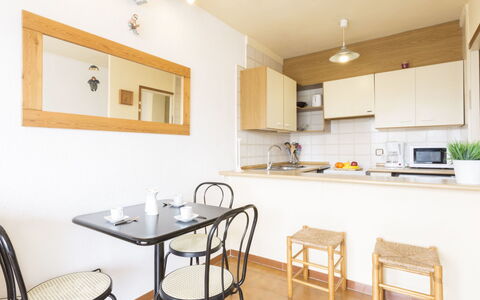 Empuriabrava 530: Camera, Proprietà, Mobilia, Costruzione, Interior Design, Cucina, Giallo, Casa, Pavimento, Tavolo