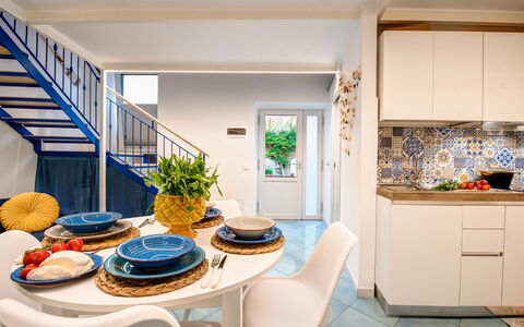 Casetta Di Laura In Massa Lubrense: Tavolo, Mobilia, Cabinetry, Azzurro, Dishware, Pavimento, Pianta, Pianta Della Casa, Pavimentazione, Soggiorno